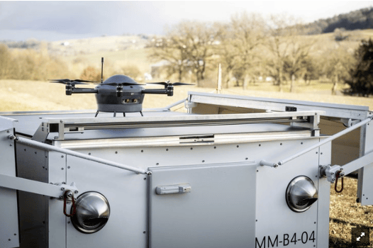 Meteobase ouverte avec un Meteodrone à l'intérieur