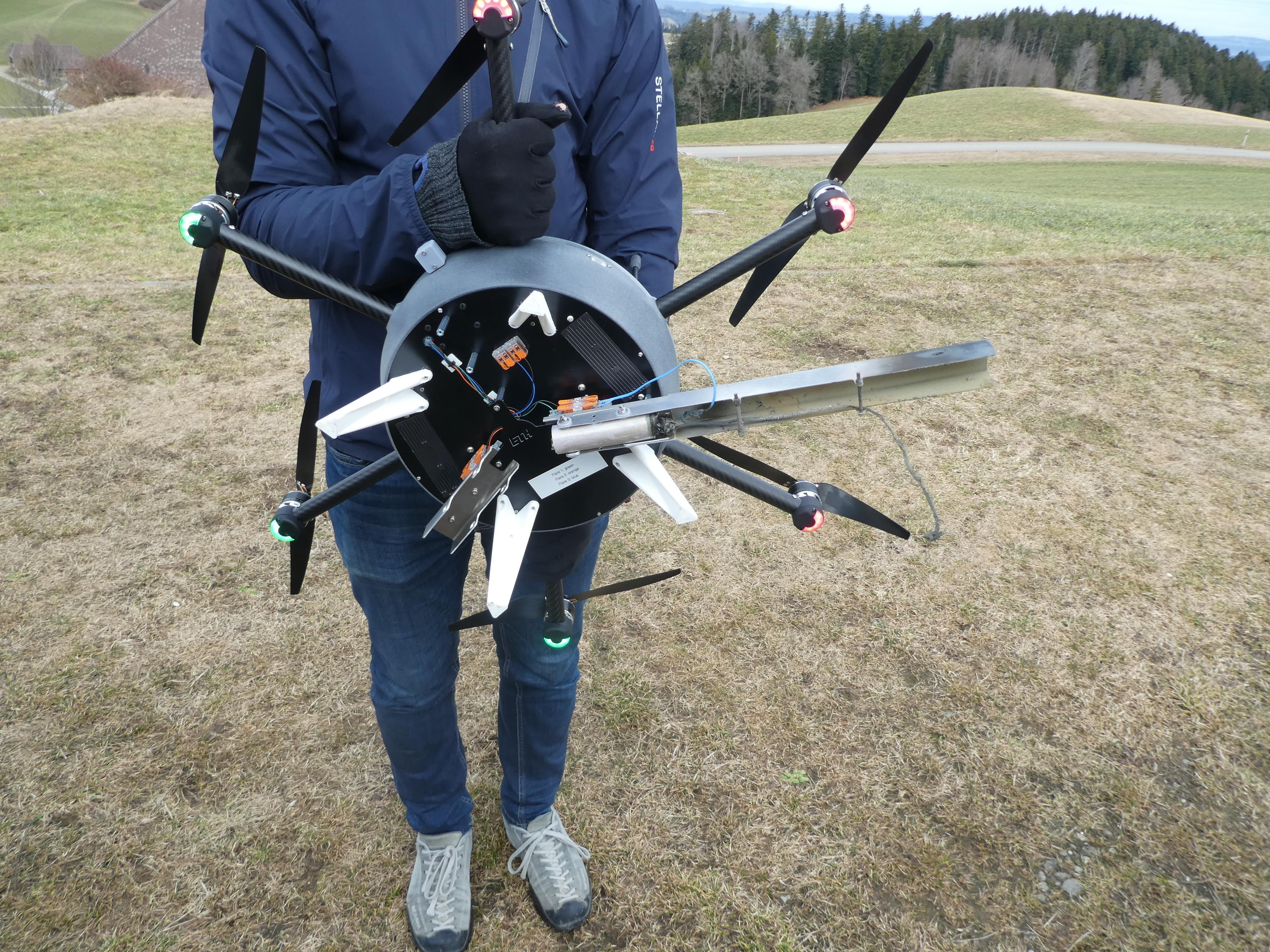 (a) Météodrone équipé de fusées éclairantes