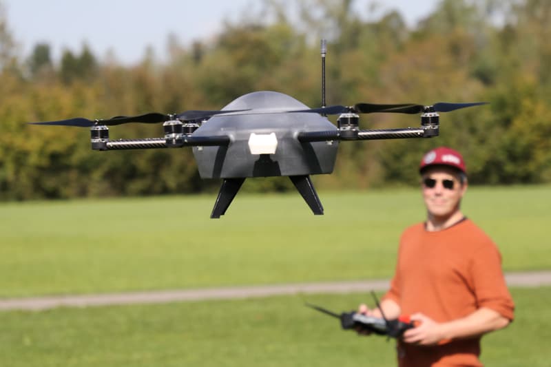 Meteomatics Drohnenpilot fliegt eine Wetterdrohne