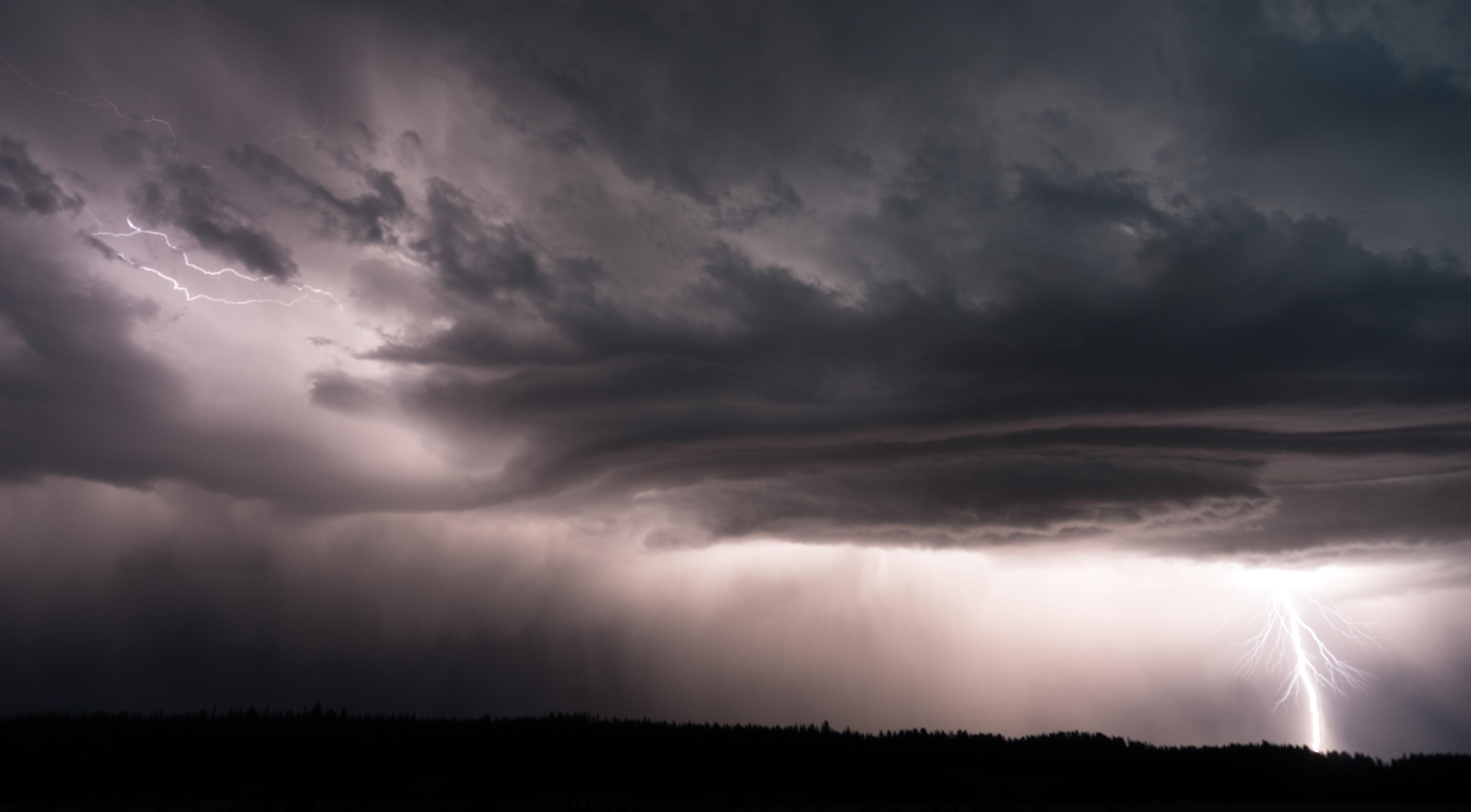 Canyon villagethunderstorm lightning strikes yello 2026 01 05 00 57 29 utc