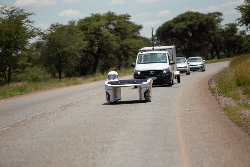 Solarauto der Universität Tshwane im Vergleich zu normalen Fahrzeugen